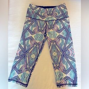 Like New! VS Sport Cropped Geometric Neon Printed Leggings. Size Medium